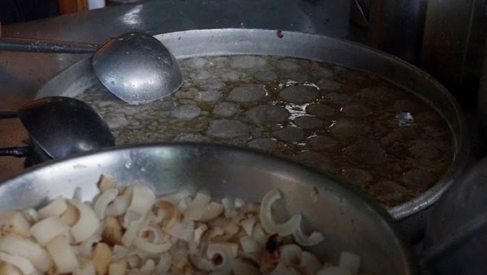 Pesugihan: Anak Kecil Misterius di Warung Bakso