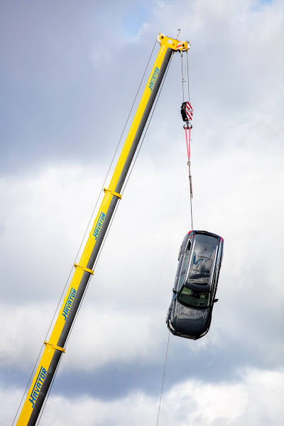 Volvo joga carros 0KM de 30 metros de altura para testar segurança