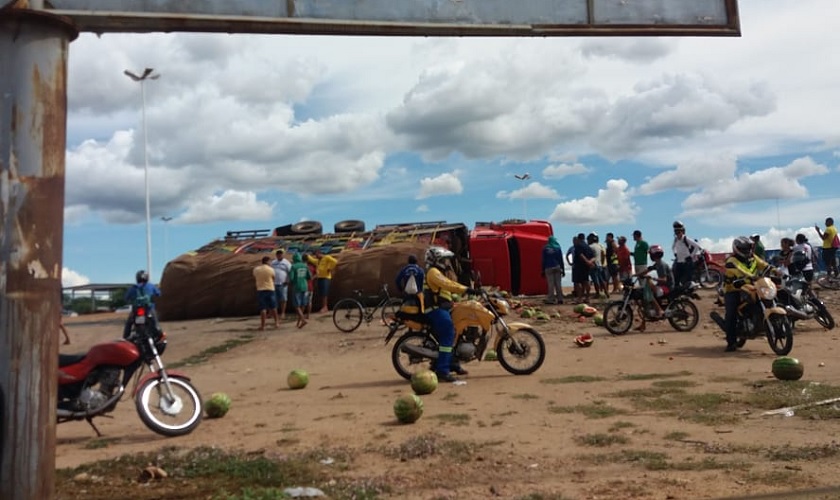 Transporte de carga tomba no contorno do Mercado do Produtor em Juazeiro (BA) - Portal Spy Noticias Transporte de carga tomba no contorno do Mercado do Produtor em Juazeiro (BA) - Portal Spy Noticias