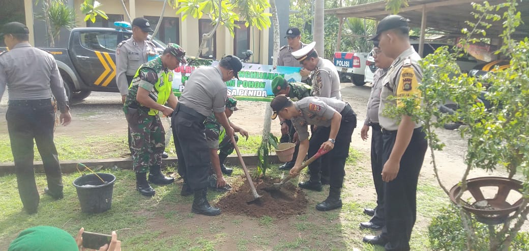 Peduli Lingkungan, TNI Turut Hijaukan Polsek Nusa Penida