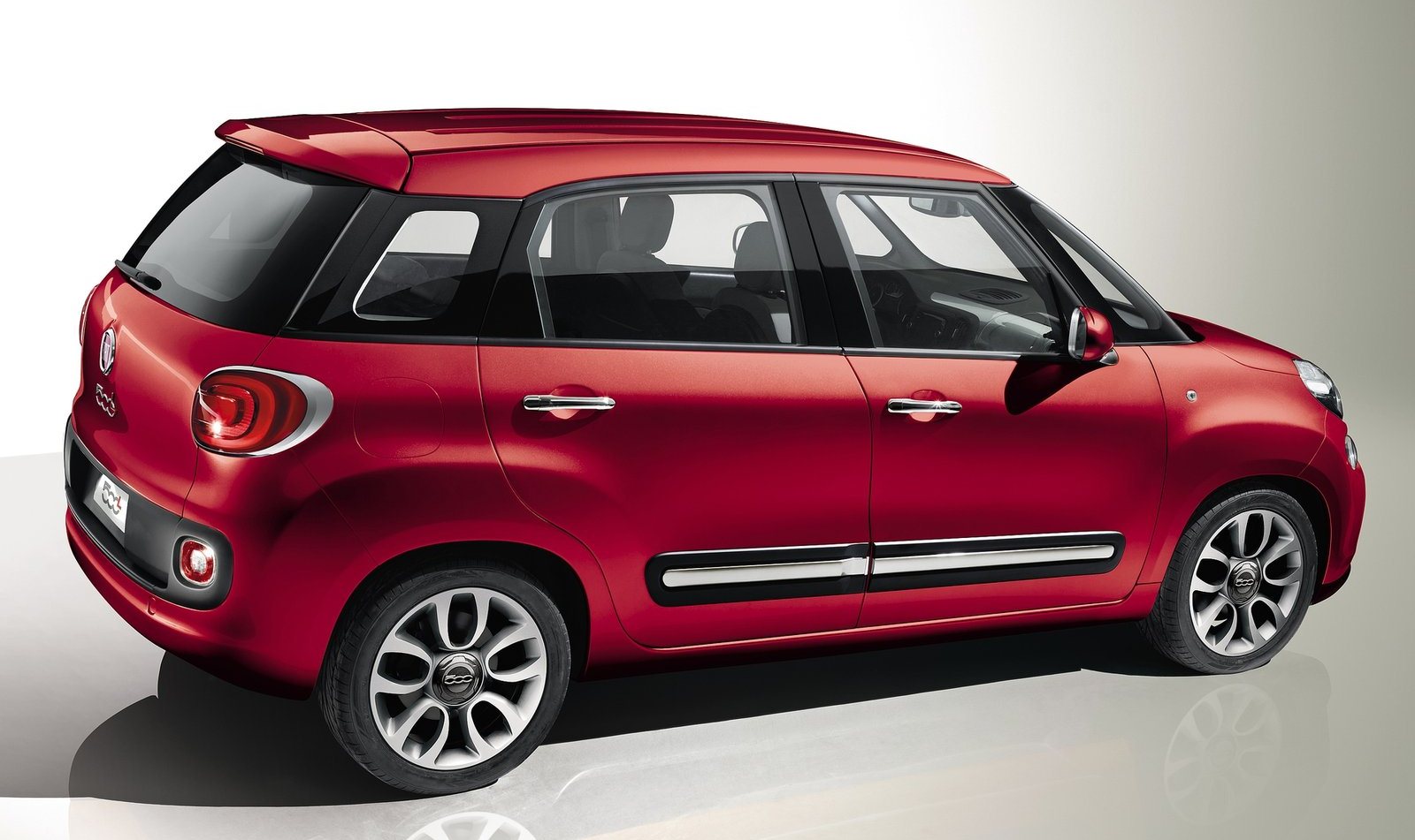 Primeiras imagens do Fiat 500L