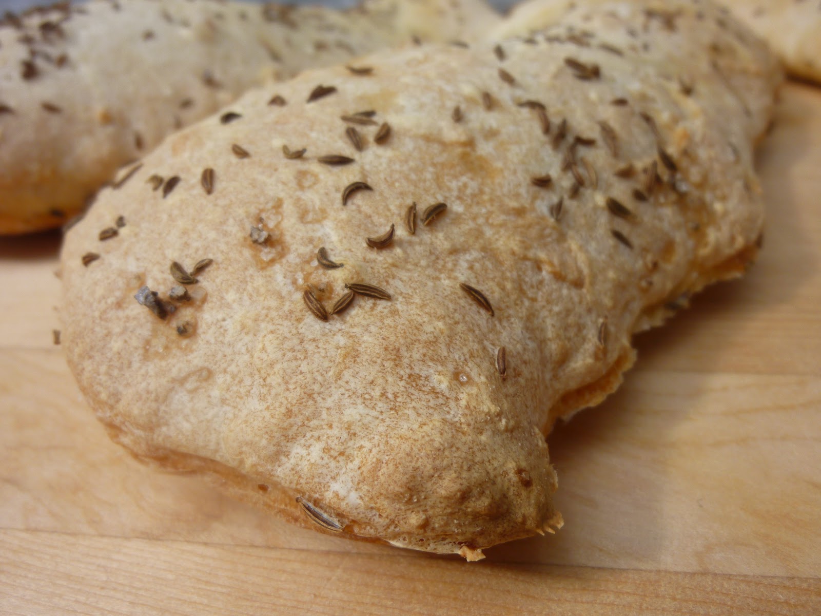 Knusprige Seelen mit Kümmel und groben Meersalz