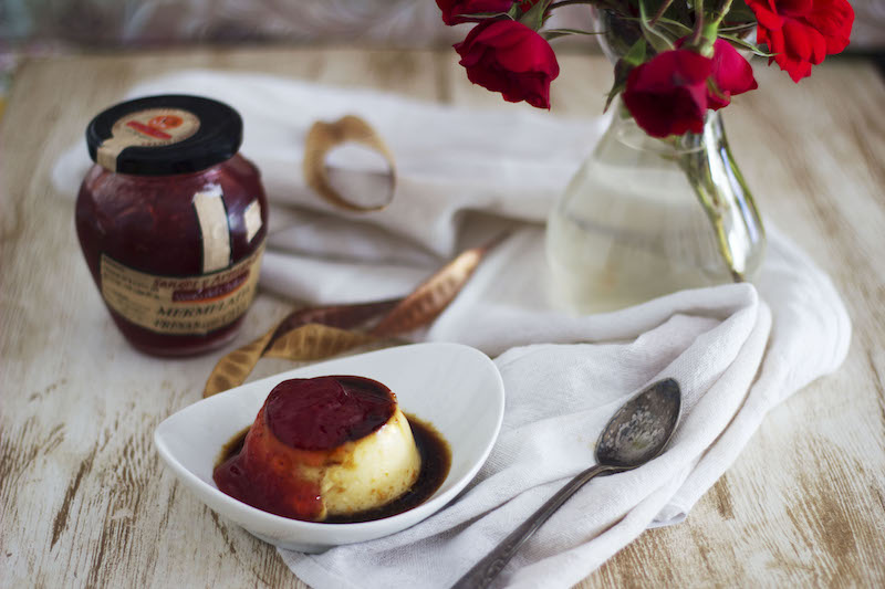 Flan de queso con mermelada de fresa