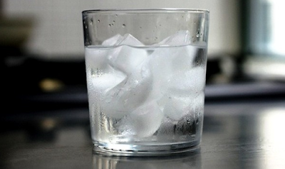 Ancaman Bahaya Mengonsumsi Air Es Setiap Hari