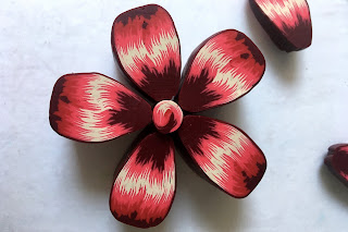 canne en pâte polymère fleurs rouges