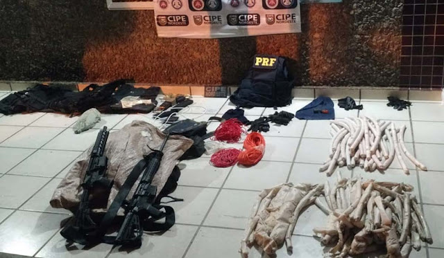 PRF prende homem com dois fuzis e dinamites dentro de carro roubado na Bahia