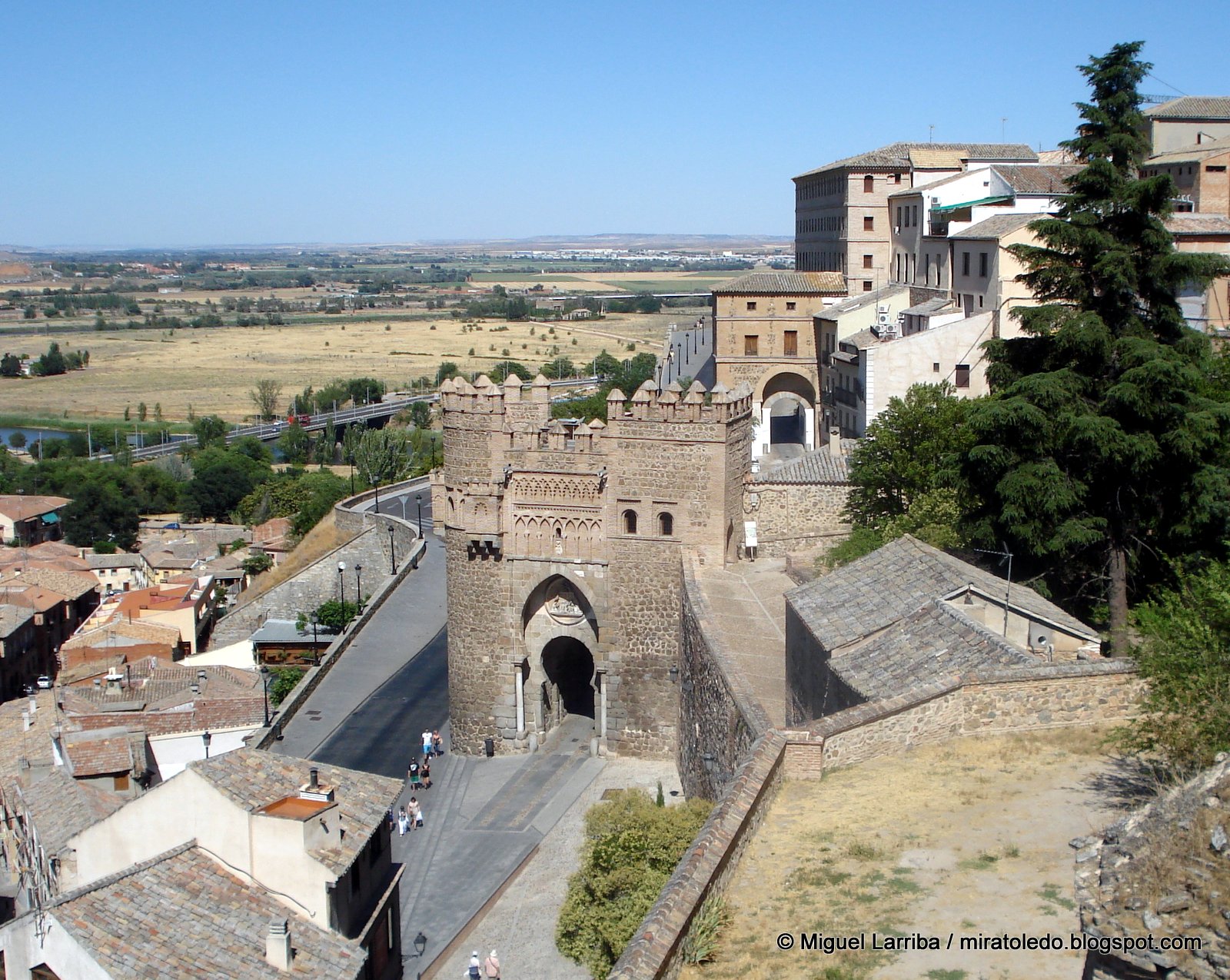 Tres Culturas Admirable Puerta Del Sol De Toledo