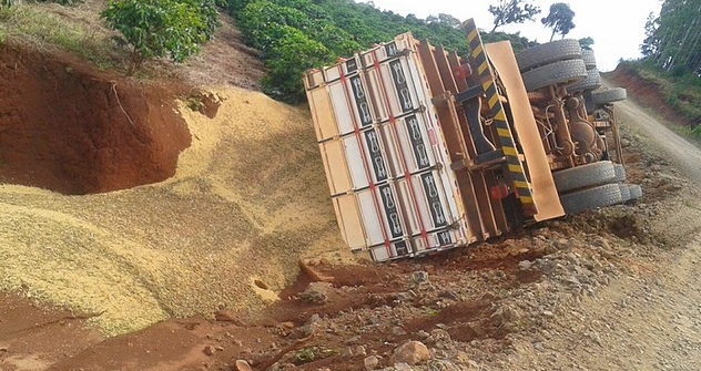  Caminhão carregado de soja, com placas de Manoel Ribas, tomba em estrada rural de Ariranha do Ivaí