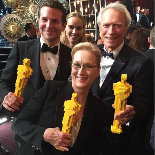 Photo : 第87回アカデミー賞で、期待の賞は獲れなかったけれど、LEGOオスカー像をもらったメリル・ストリープと、ブラッドレイ・クーパーとクリント・イーストウッド監督 ! !