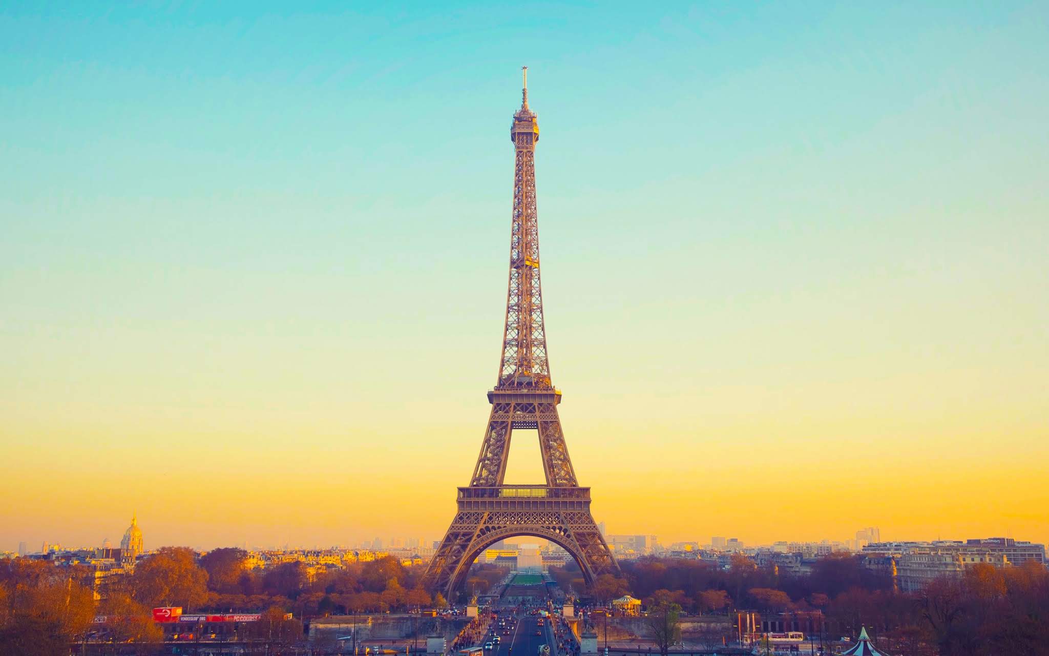 Эйфелева башня в Париже черно белая