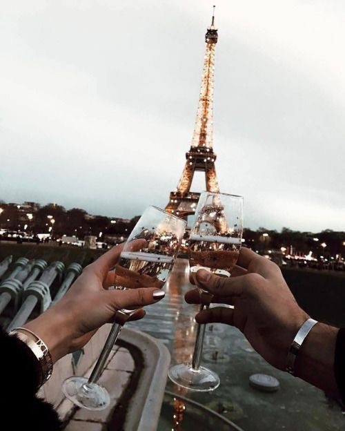 Weekday Wanderlust | Wine With a View: Two Restaurants in Paris with the Most Romantic Views