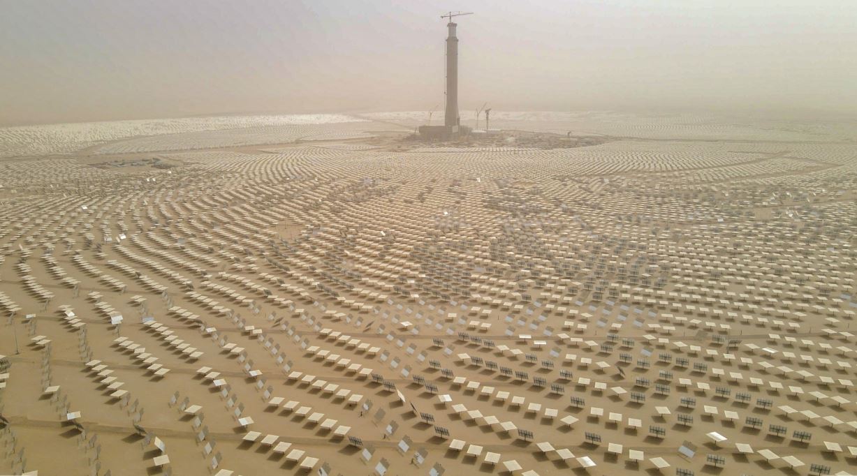 سعيد الطاير يتفقد سير العمل في المرحلة الرابعة من مجمع محمد بن راشد آل مكتوم للطاقة الشمسية