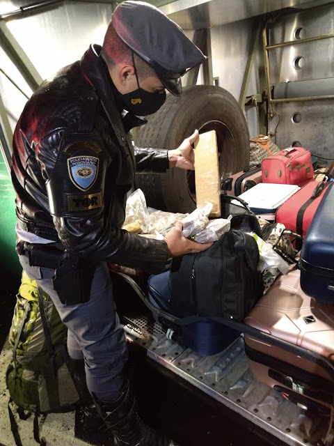 Haxixe, skank e maconha são apreendidos durante abordagens da Polícia Militar Rodoviária Haxixe, skank e maconha são apreendidos durante abordagens da Polícia Militar Rodoviária