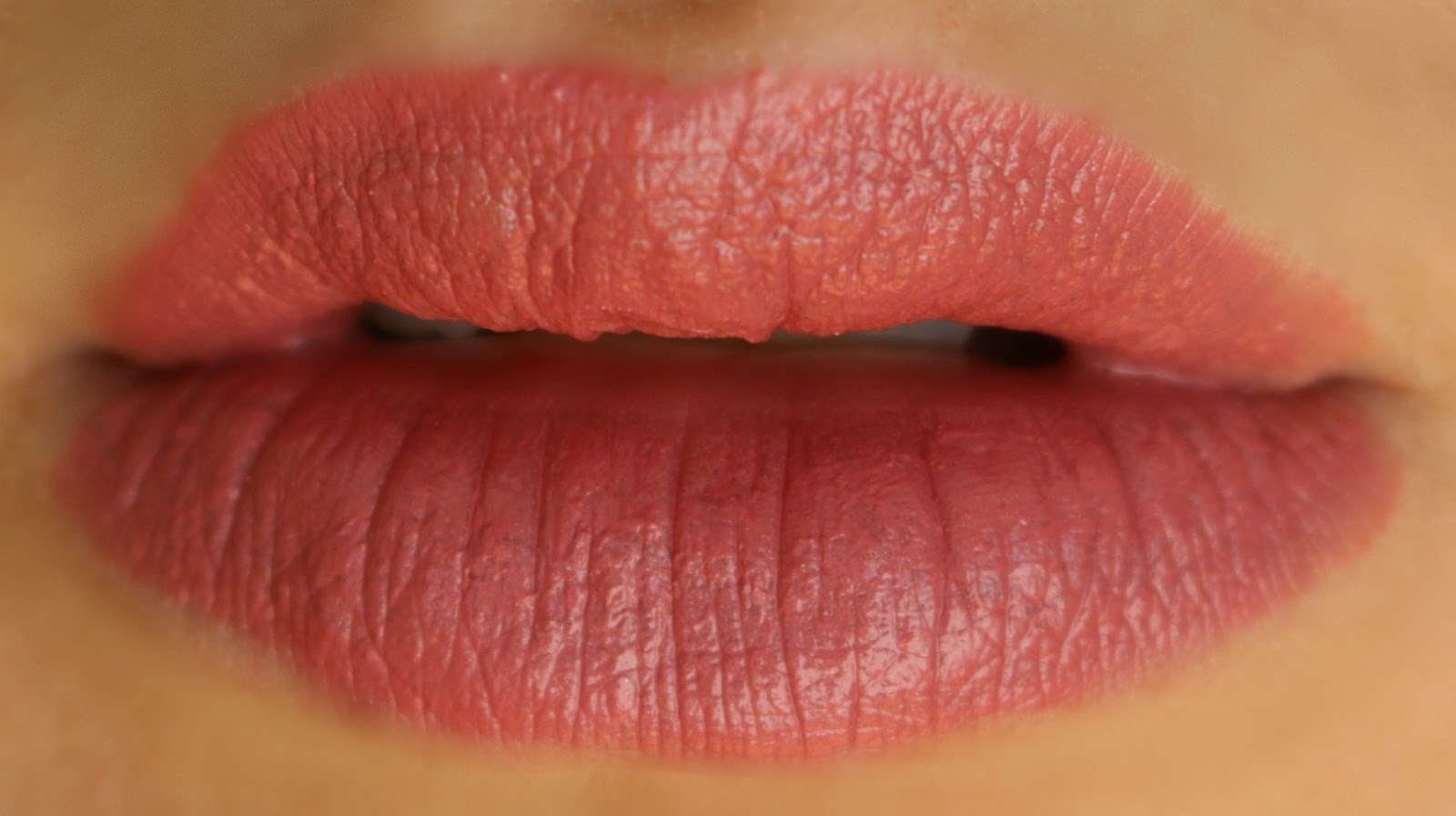 charlotte tilbury k.i.s.s.i.n.g lipstick the duchess lip swatch
