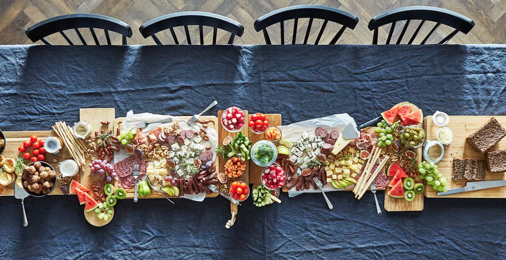 Cena en casa con amigos improvisada: con esta idea no tendrás que cocinar