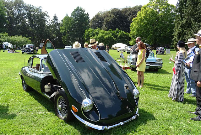 Die Jury bewertet noch, aber der spätere James Bond Sonderpreis für Jaguar E-Type Jaguar E- Type mit offener Motorhaube bewertet von der Jury auf dem 1. Fashion Award auf Schloss Merode
