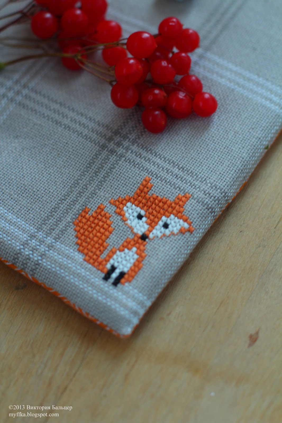 Канва дизайн. Christiane Dahlbeck земляника. Оформление канва. Канва на вышивке дизайн. Вышивка на зеленой канве Эстетика.