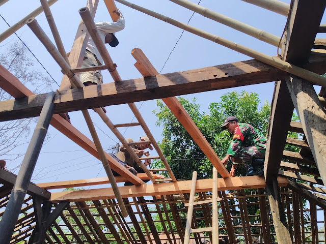 Babinsa Peleman Gotong Royong Perbaiki Rumah Warga Binaan Babinsa Peleman Gotong Royong Perbaiki Rumah Warga Binaan