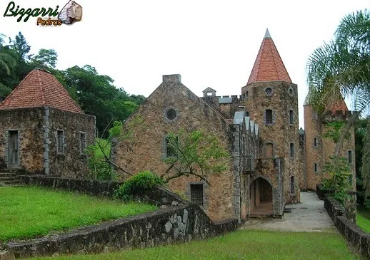 Para formar o platô e iniciar a construção do castelo de pedra executamos vários muros de arrimo com pedra.