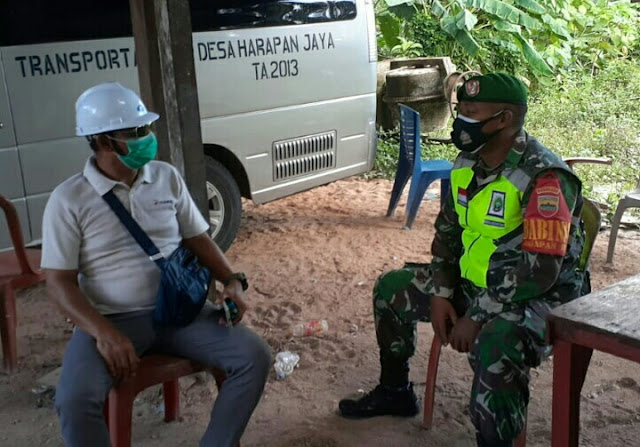 Babinsa Edi Sufriyadi Lakukan Komsos dengan Petugas Kesehatan Desa Harapan Jaya Babinsa Edi Sufriyadi Lakukan Komsos dengan Petugas Kesehatan Desa Harapan Jaya