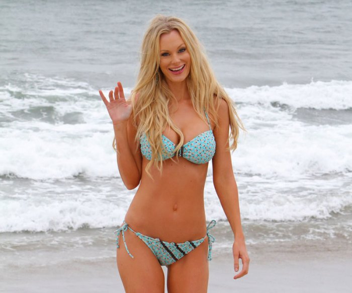 Софи тернер на пляже Софи тернер на пляже