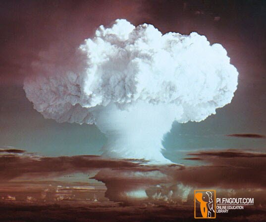 Gambar 2, Ledakan Termonuklir Bom hidrogen menggunakan prinsip fisik yang sama dengan reaksi termonuklir di pusat Matahari: konversi materi menjadi energi dengan reaksi nuklir. Ledakan termonuklir ini pada 31 Oktober 1952, memiliki output energi setara dengan 10,4 juta ton TNT. Ini hanya sepersepuluh miliar dari jumlah energi yang dilepaskan oleh Matahari dalam satu detik. (Badan Pertahanan Nuklir)