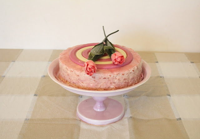 IMG 3180 - עוגת גבינה מרשימה משולבת תותים שוקולד לבן  ופסטוק