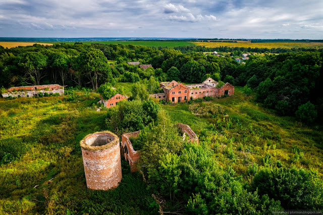 Сочинение про усадьбу рукавишниковых Полуразрушенные хозяйственные постройки