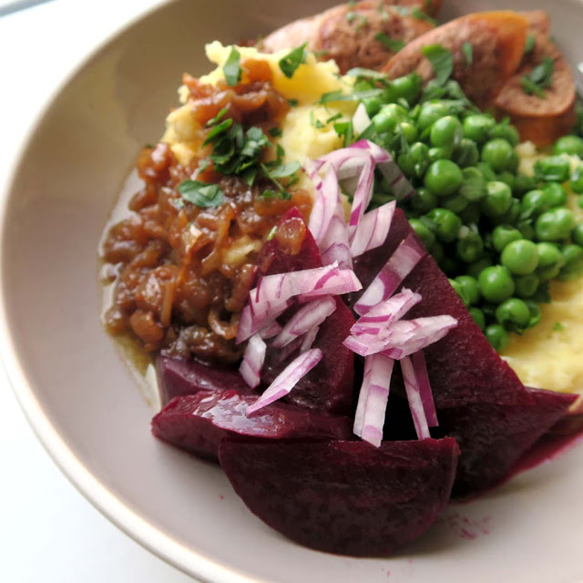 Rote Bete mit mildem Essig, Olivenöl und roten Zwiebeln | pastasciutta.de