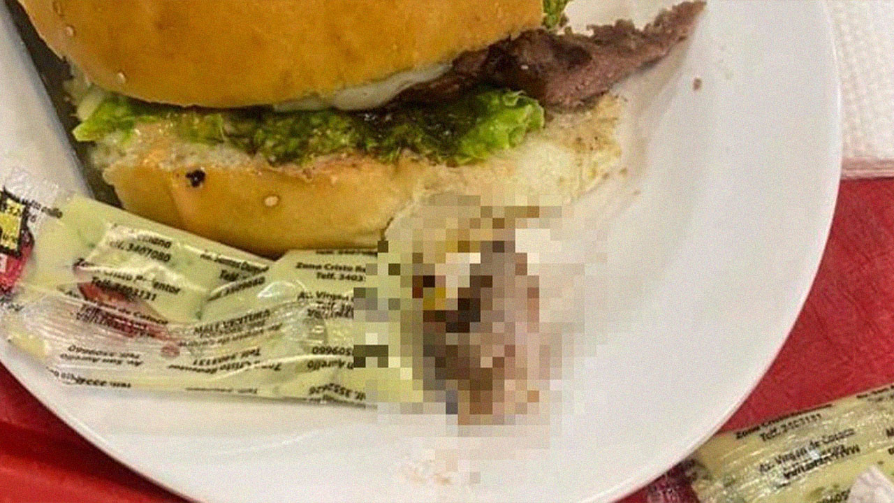 Cliente alega ter mastigado dedo ao morder hambúrguer de lanchonete