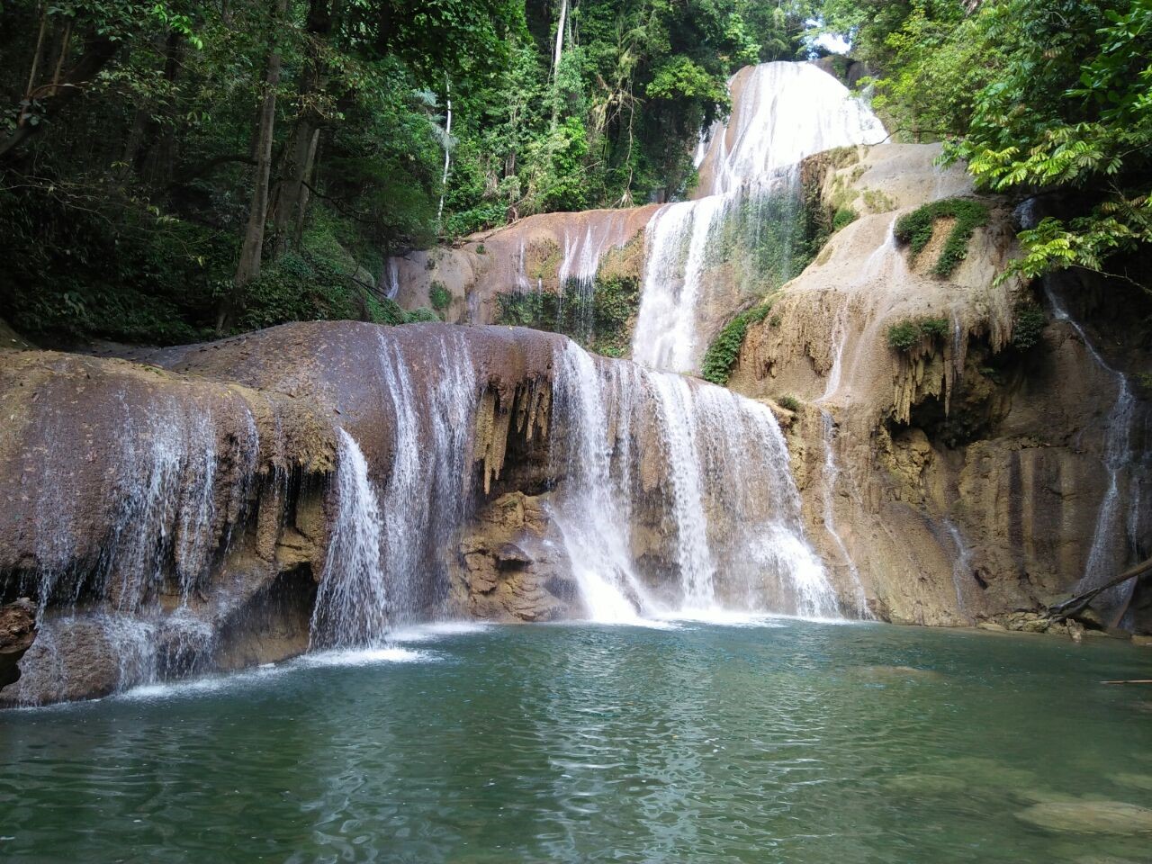 Air Terjun Melaka / Air terjun ciupang memiliki aliran air yang berbeda