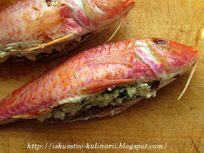 Барабулька фаршированная фетой в виноградных листьях