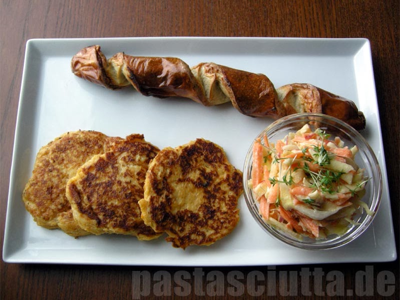 St Galler Bratwurst mit Sauerkrautküchlein und Wintersalat