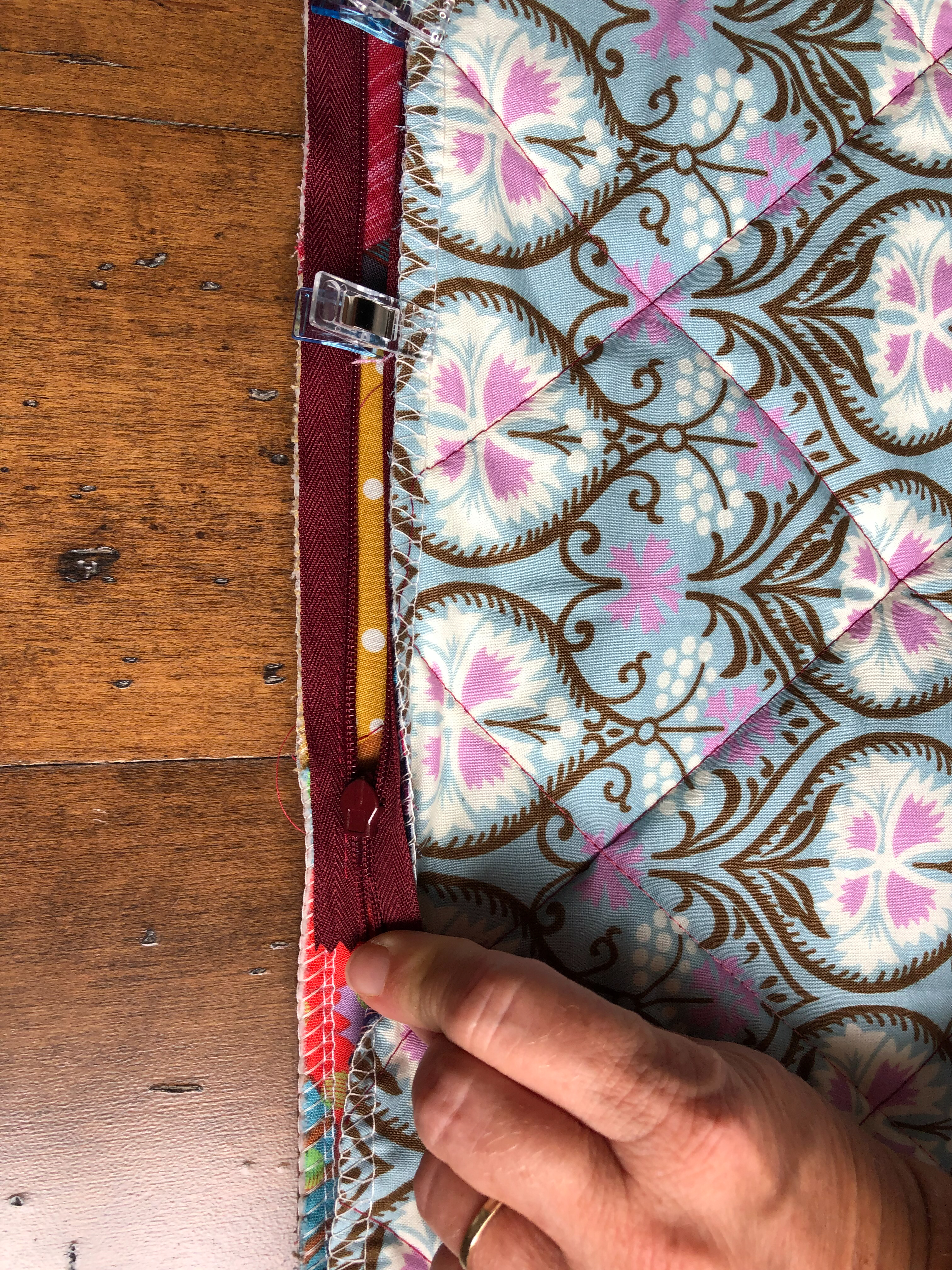 Blue Susan Makes How to Sew an Invisible Zipper in a Pillow