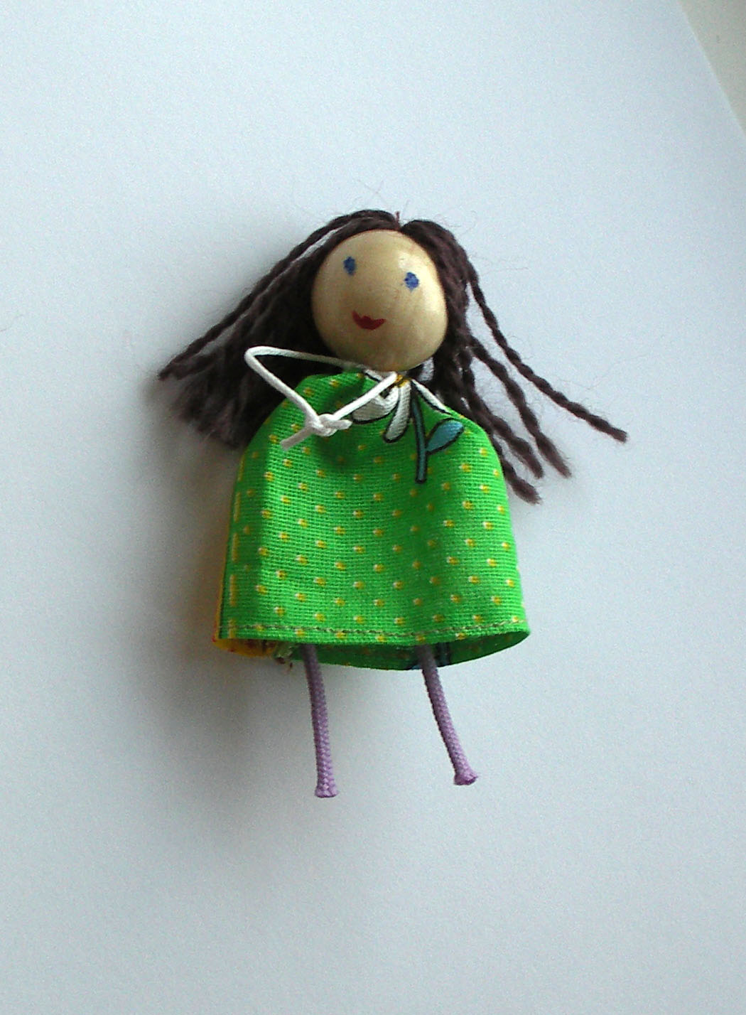 кукла из бусин и ниток. брошь девочка. куколки из деревянных бусин. куколки из бусин. кукла из бусин и ниток.