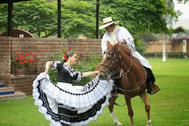 marinera con caballo de paso