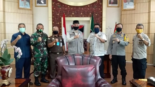 Wali Kota Padang Mahyeldi dan Wakil Wali Kota Hendri Septa foto bersama unsur Forkopimda usai mengikuti vicon terkait perpanjangan masa PSBB tersebut dari Aula Bagindo Aziz Chan, Balai Kota Padang.