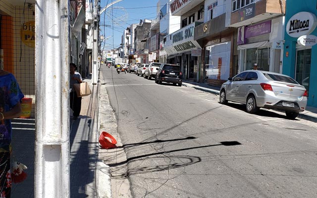 Jacobina: Caminhão quebra fios da rede elétrica na Rua Manoel Novaes