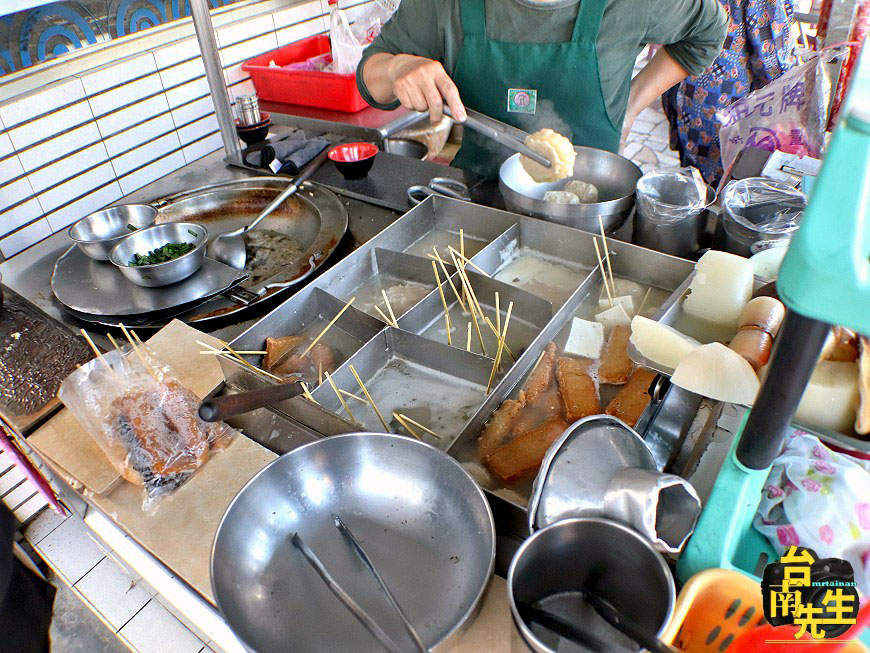 台南大腸包小腸關東煮/無店名無招牌飄香10多年/每日限量晚來吃不到/下午才營業只賣4.5小時/沒有在地人帶路保證找不到/網路上完全沒有食記