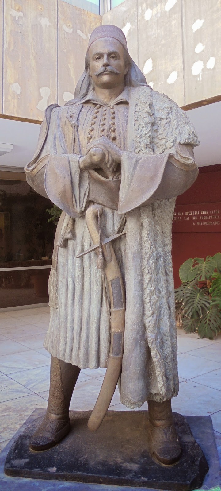 ο ανδριάντας του Μάρκου Μπότσαρη στο Πολεμικό Μουσείο των Αθηνών