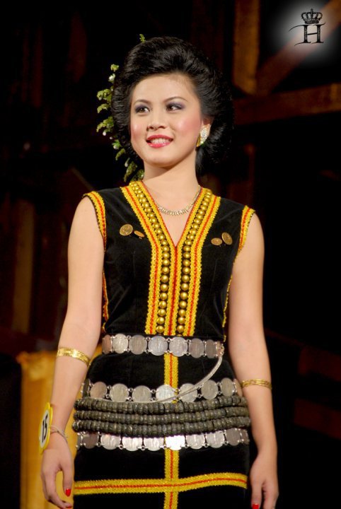sabahan traditional costume: KADAZAN PENAMPANG