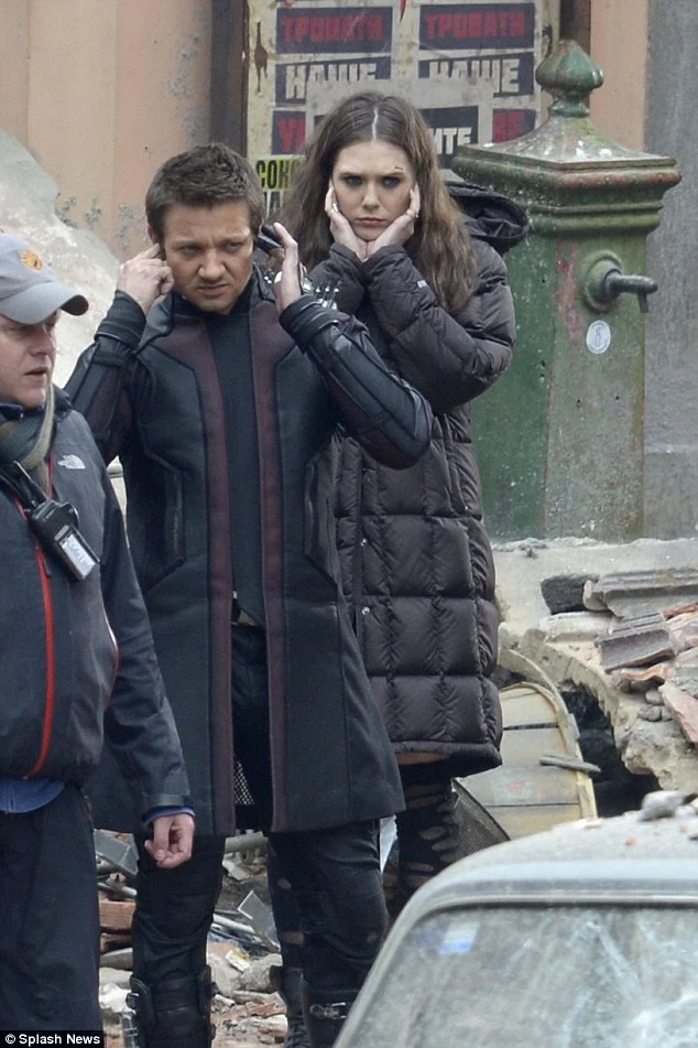 WANDA (ELIZABETH OLSEN) Y CLINT BARTON (JEREMY RENNER)