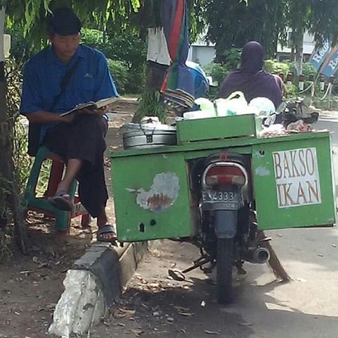 Disangka Baca Komik, Ternyata Tukang Bakso Ini Lagi Baca ...