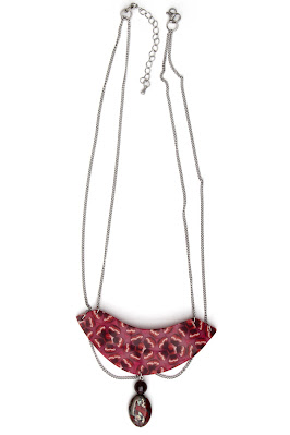 Collier fleurs rouges plastron