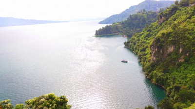 Danau Toba dilihat dari kota Parapat Simalungun