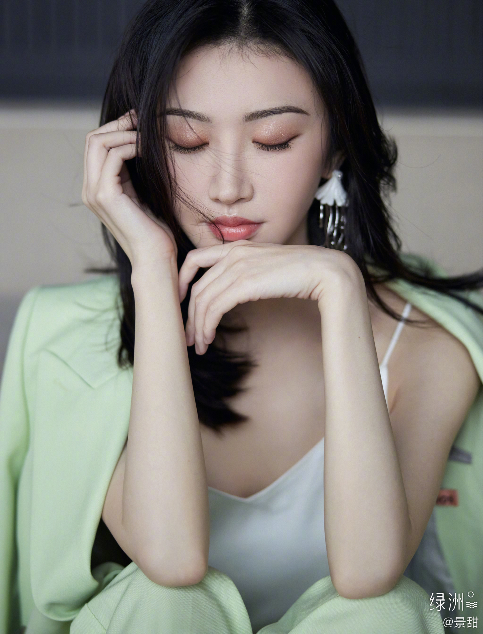 China Entertainment News: Jing Tian poses for photo shoot