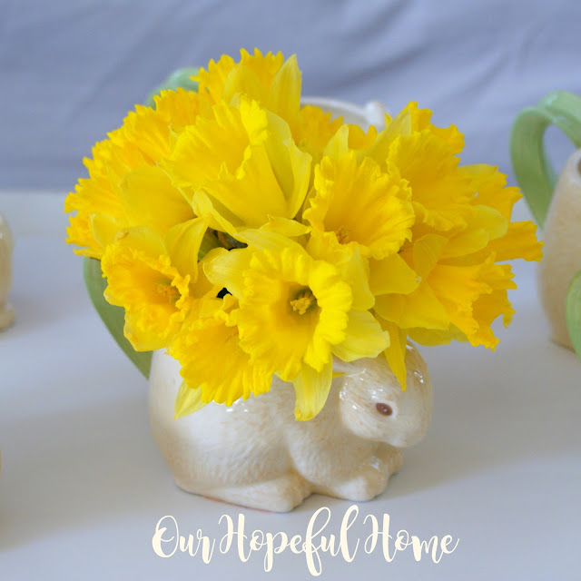 Collectible HMK LIC. Easter bunny garden handle mug vase daffodils
