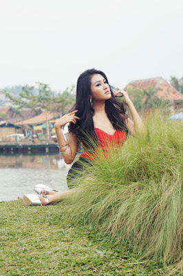 Model manis Shelly Febrianti duduk di semak-semak mirip Hilda