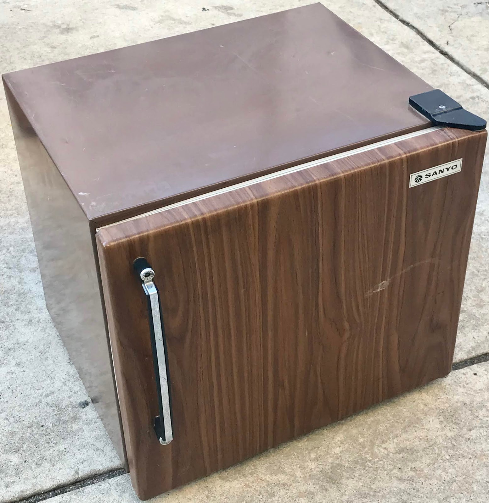 Uhuru Furniture & Collectibles 469481 Sanyo Mini Fridge 35 SOLD