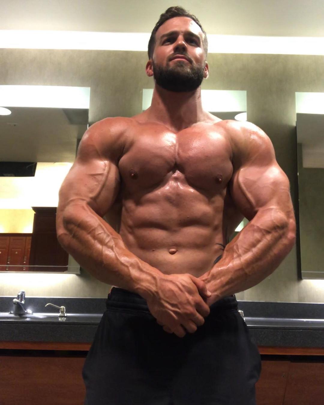 huge-bulky-muscle-shirtless-daddy-flexing-showing-gains-wet-veiny-body